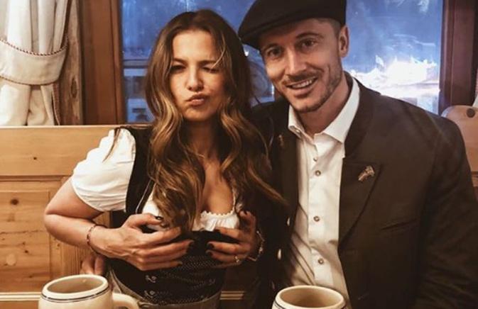 Lewandowski drinkt bier met zijn vrouw Lewandowski drinkt bier met zijn vrouw